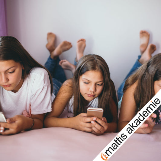 Kinder zwischen Bildschirm und Wirklichkeit: Grundlagen zu KI, Social Media und Technik